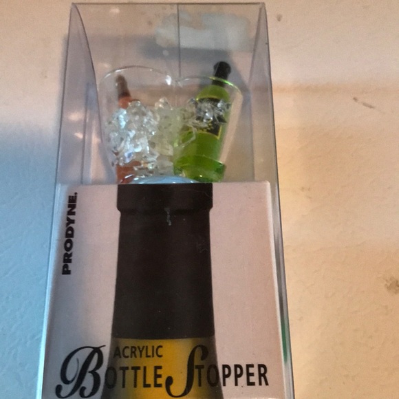 Prodyne Acrylic Elegant bottle stopper. NiB - Picture 2 of 4